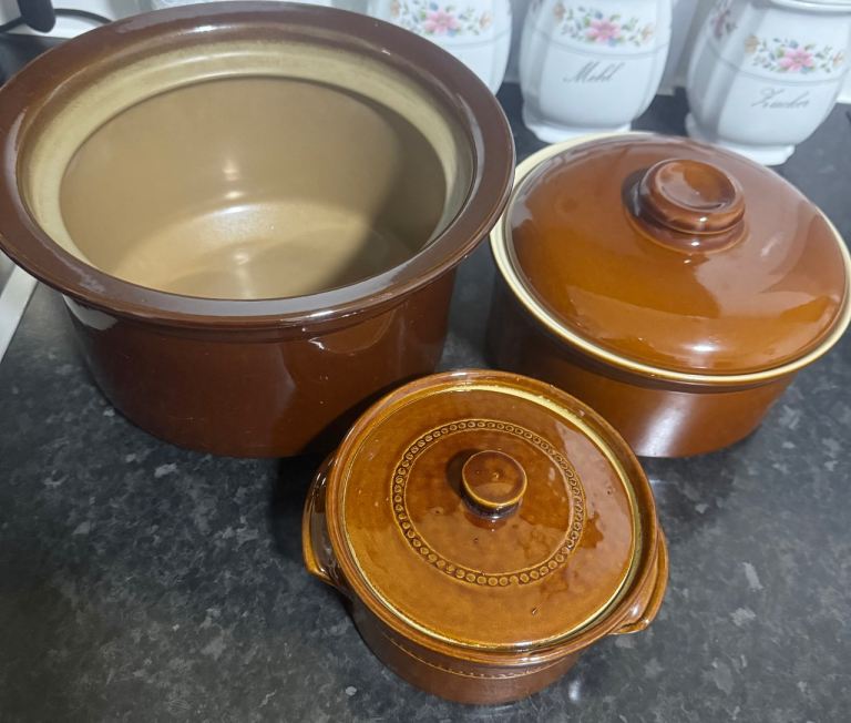 BROWN CASSEROLE DISH WITH LID 