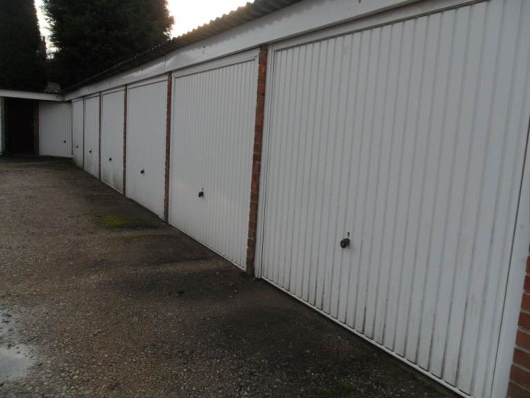 LOCK UP GARAGE TO LET IN BURTON ON TRENT
