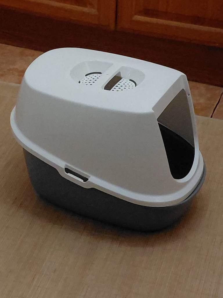 2 cat litter boxes
