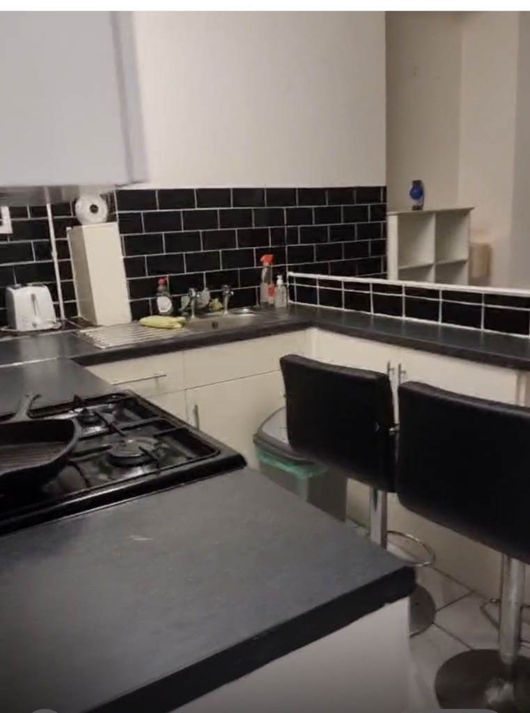 1 bed flat all bills included-couples or sharers