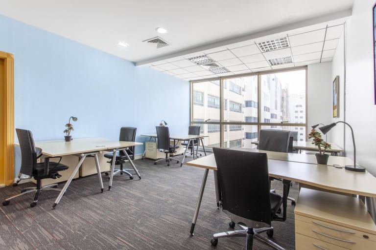 Camberley - GU15 3HL \ Serviced Office for Rent with 5-Desk Capacity