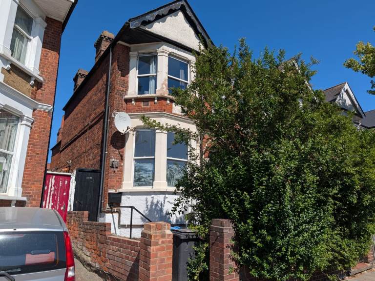 Ground floor 3 bedroom maisonette with garden in popular location of Willesden, NW10.