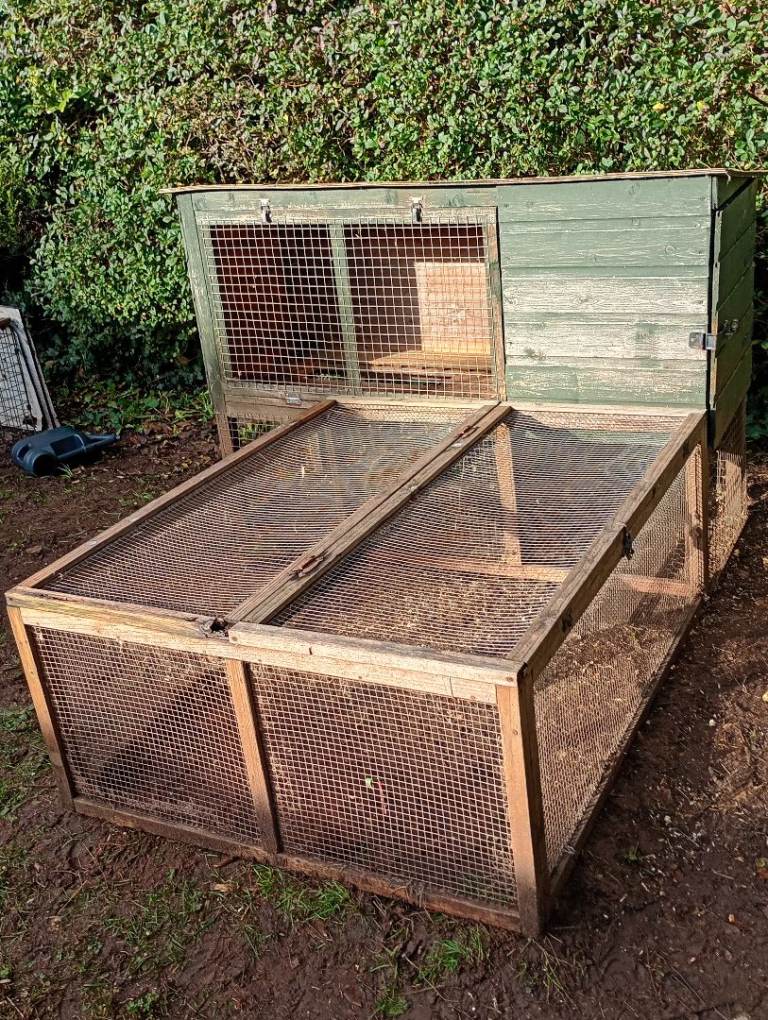 Rabbit hutch with run