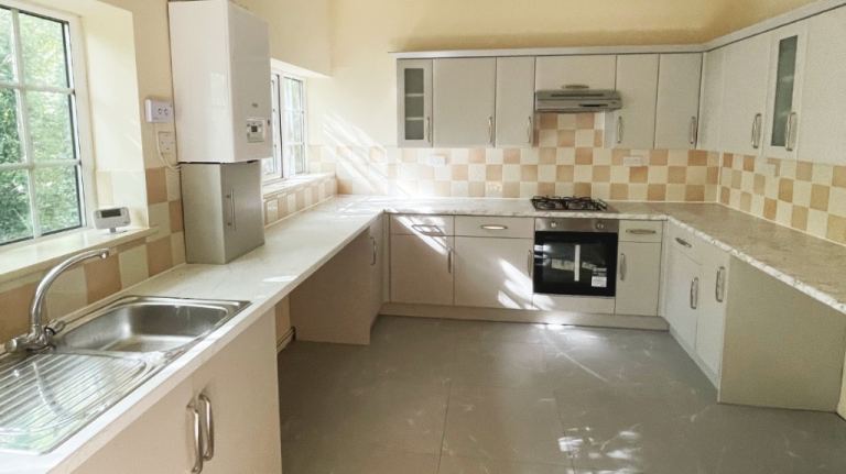 Spacious 3-Bed Detached Bungalow | Parking | Close to Airport & Wilmslow