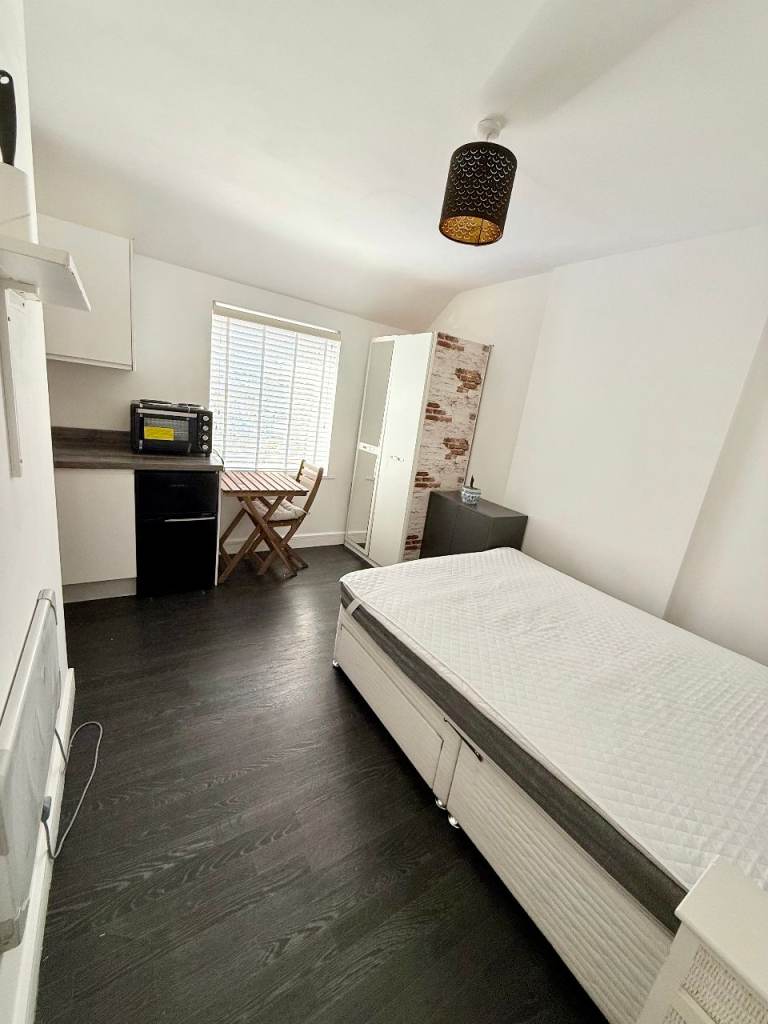 STUDIO FLAT (SELF CONTAINED STUDIO) 