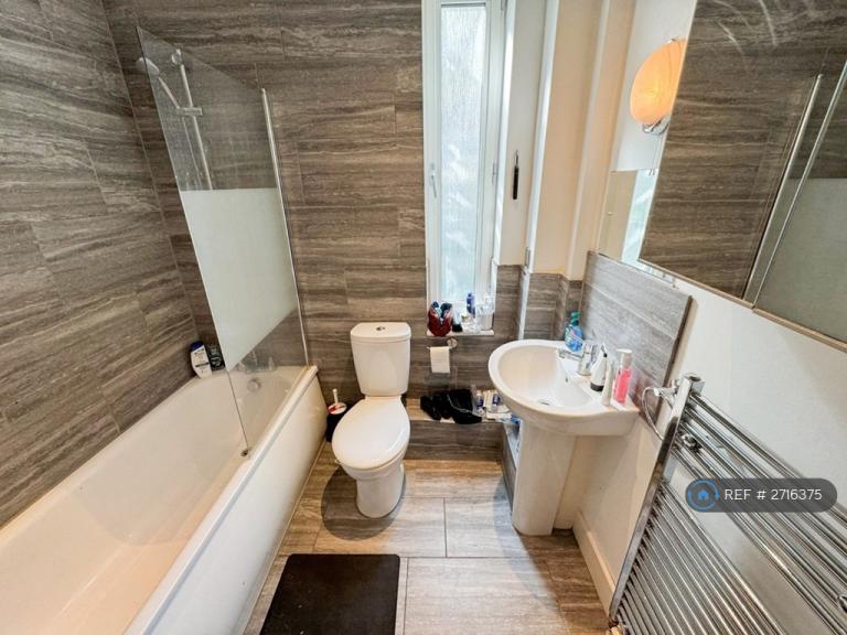 2 bedroom flat in Market Court, London, N1 (2 bed) (#2716375)