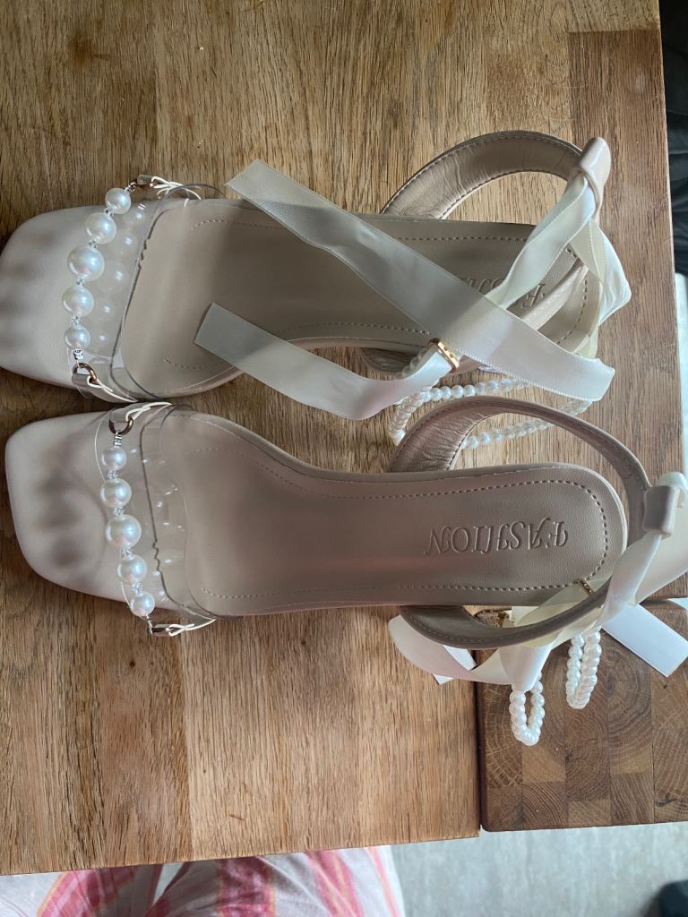 Glass type heeled sandals 