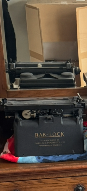Vintage BAR-LOCK Typewriter – Black, Fair Condition