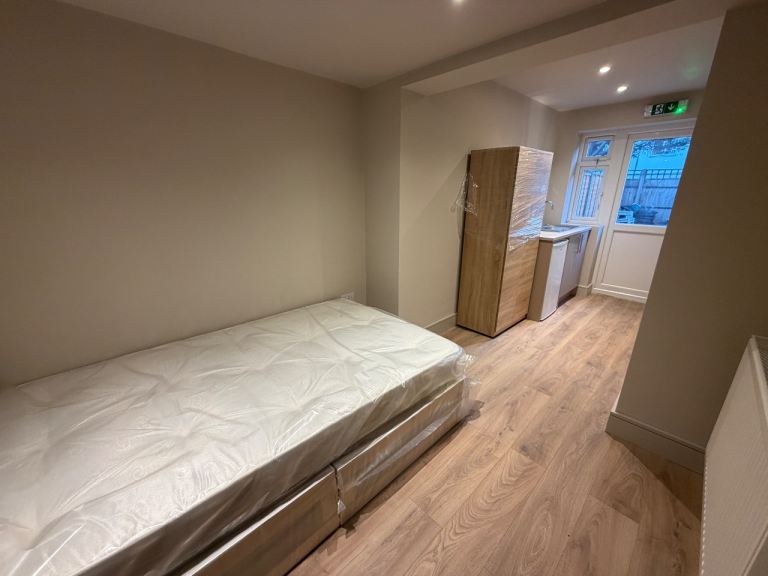 6 en-suites with kitchenettes HMO company’s welcome WestDrayton 