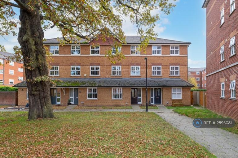5 bedroom house in Macmillan Way, London, SW17 (5 bed) (#2695031)