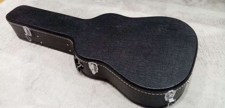 Lovely Acoustic guitar Hardcase. Condition is like new. Hard case