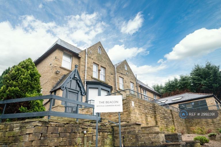 1 bedroom flat in Stile Common Road, Huddersfield, HD4 (1 bed) (#2992391)