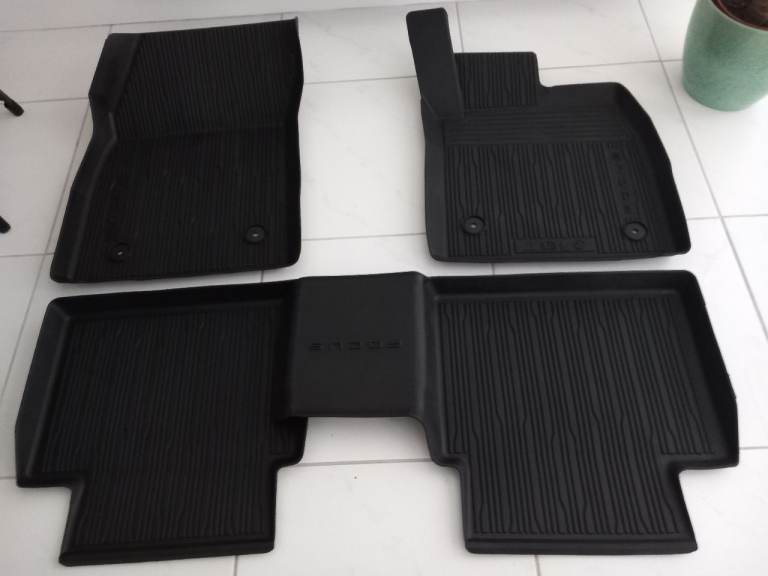 GENUINE FORD FOCUS ALL WEATHER RUBBER CAR MATS OFF A 72 PLATE      