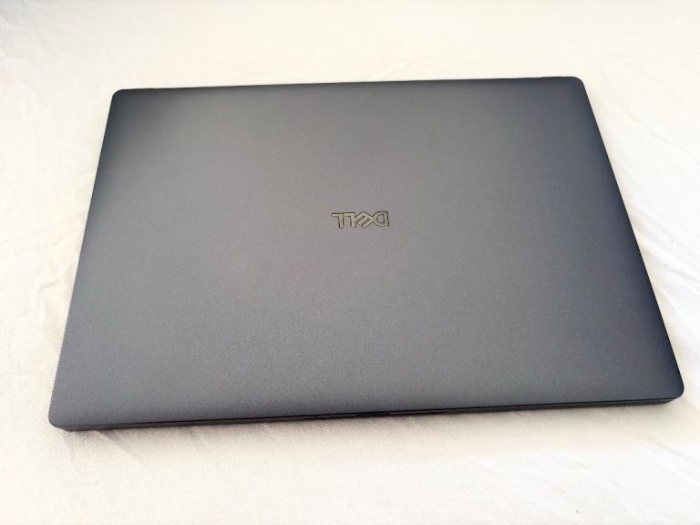 BOUGHT SEP 2025,VERY SMALL BLACK DOT ON TOP SCREEN(SEE PIC) DELL PRO 14 PREMIUM LAPTOP,ULTRA 7,32GB