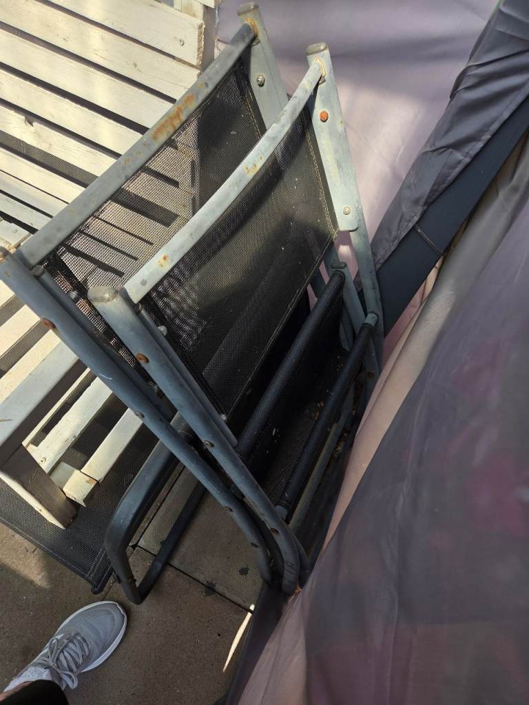 Garden Patio Table & Chairs Set – Needs a Clean