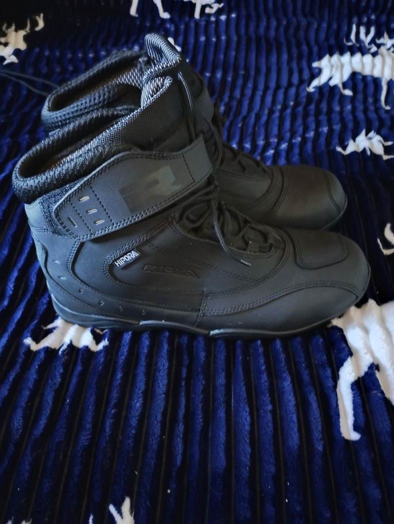 MOTORCYCLE BOOTS SIZE 11 X2 PAIRS OF GLOVES 