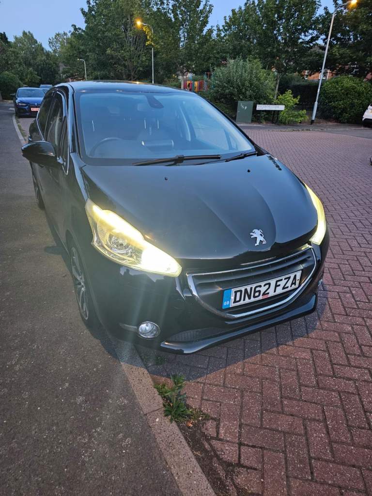 PEUGEOT 208 HDI 2012 NEW SHAPE IN METALLIC PAINT WITH PANARAMIC ROOF