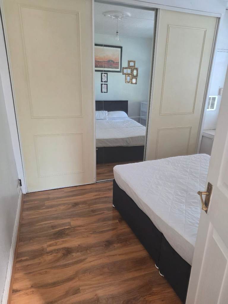 Spacious double room to let in a very clean abd quiet house 