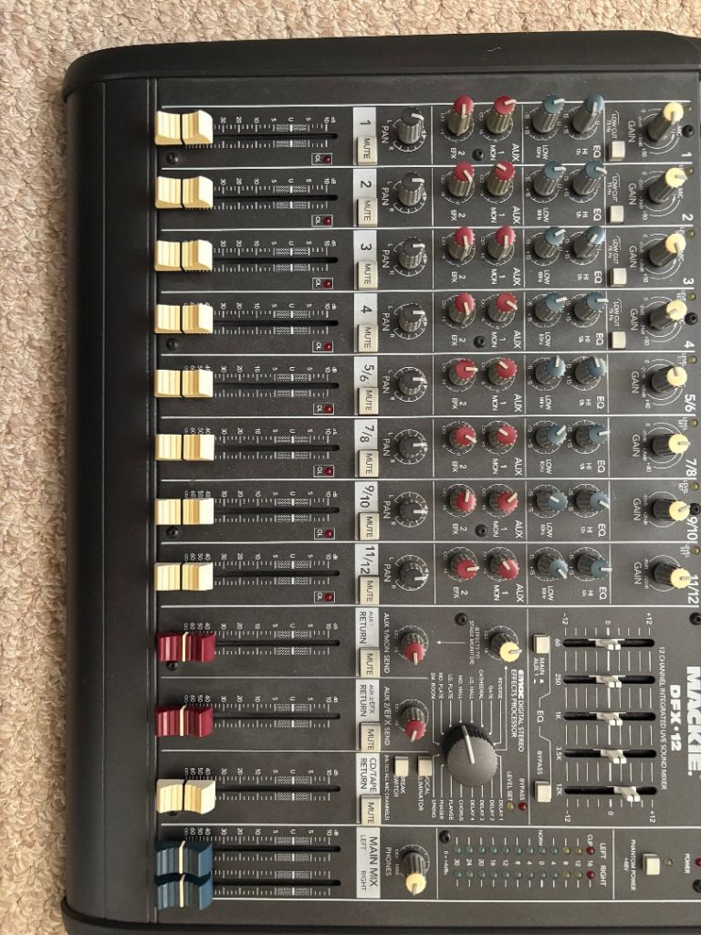 Mackie 12 channel analogue mixer