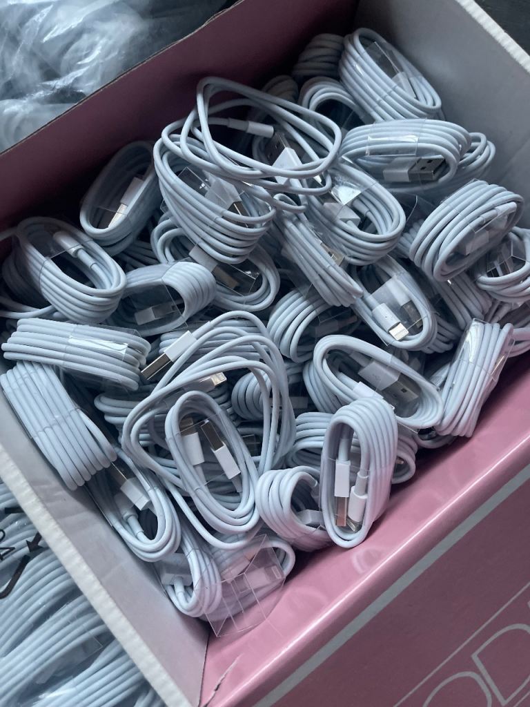 700-800 pieces USB to Lightning Charging Cables - NEW, Bulk Pack 1 meter 
