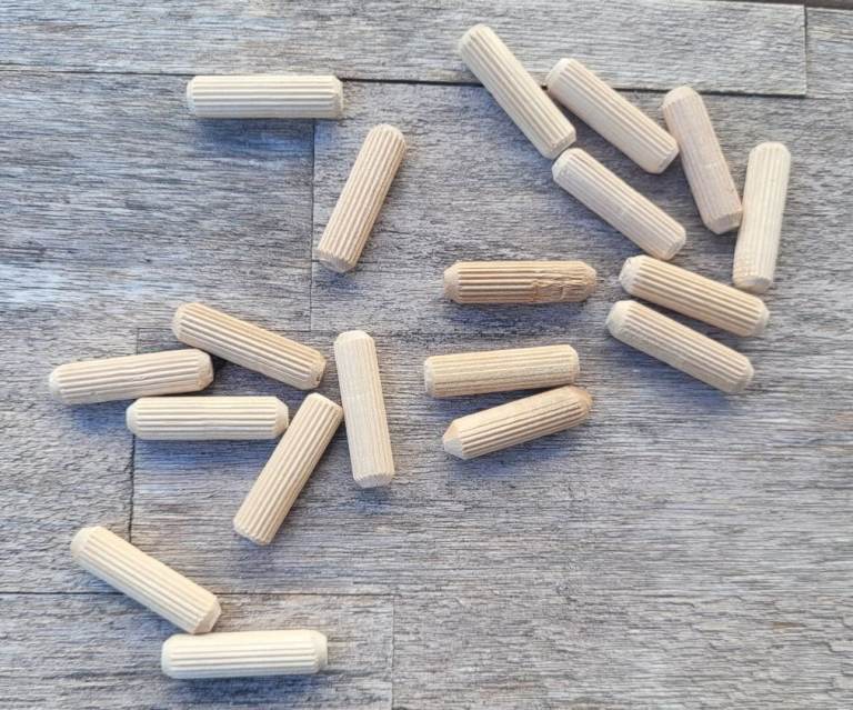  Fluted Wooden Dowel - M8 x 30mm - collection of 20 pieces