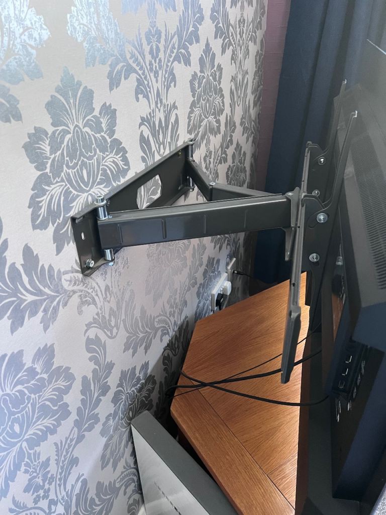 Heavy duty TV bracket 