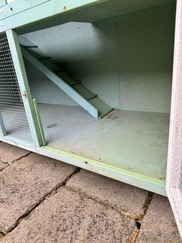 Outdoor rabbit hutch