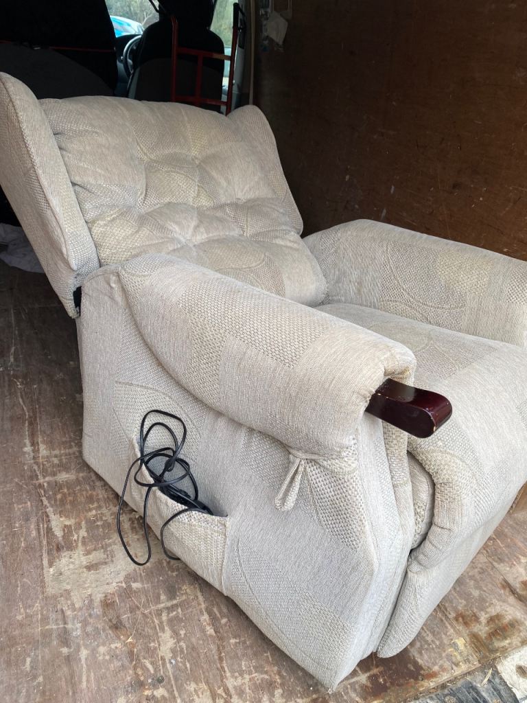 Electric rise and recline armchair good condition can deliver 
