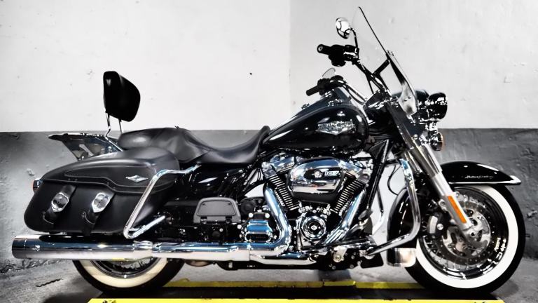 2017 Harley-Davidson Road King ,3k miles ,Vance & Hines,sissy bar rack ,stunning
