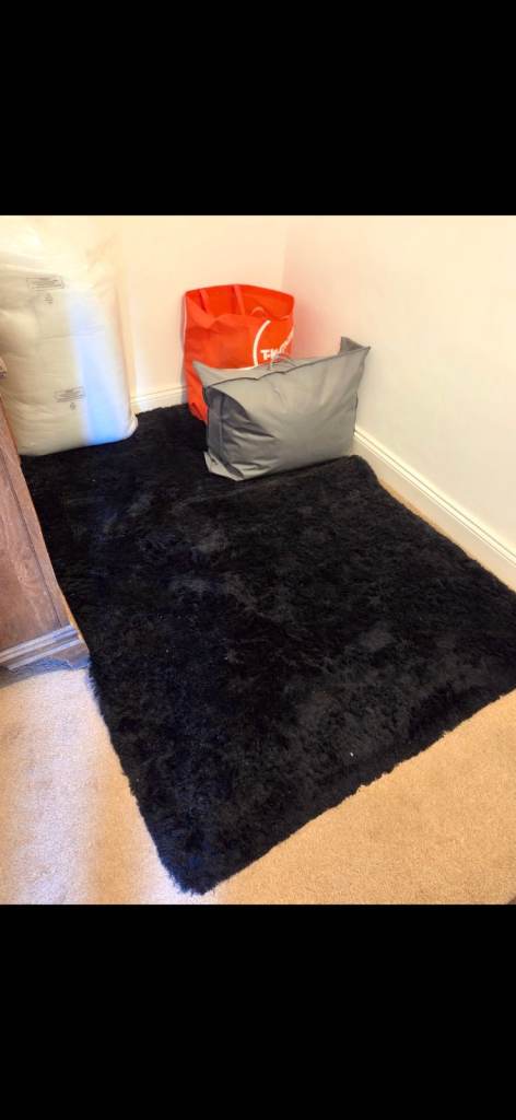 Black very thick pile cosy rug