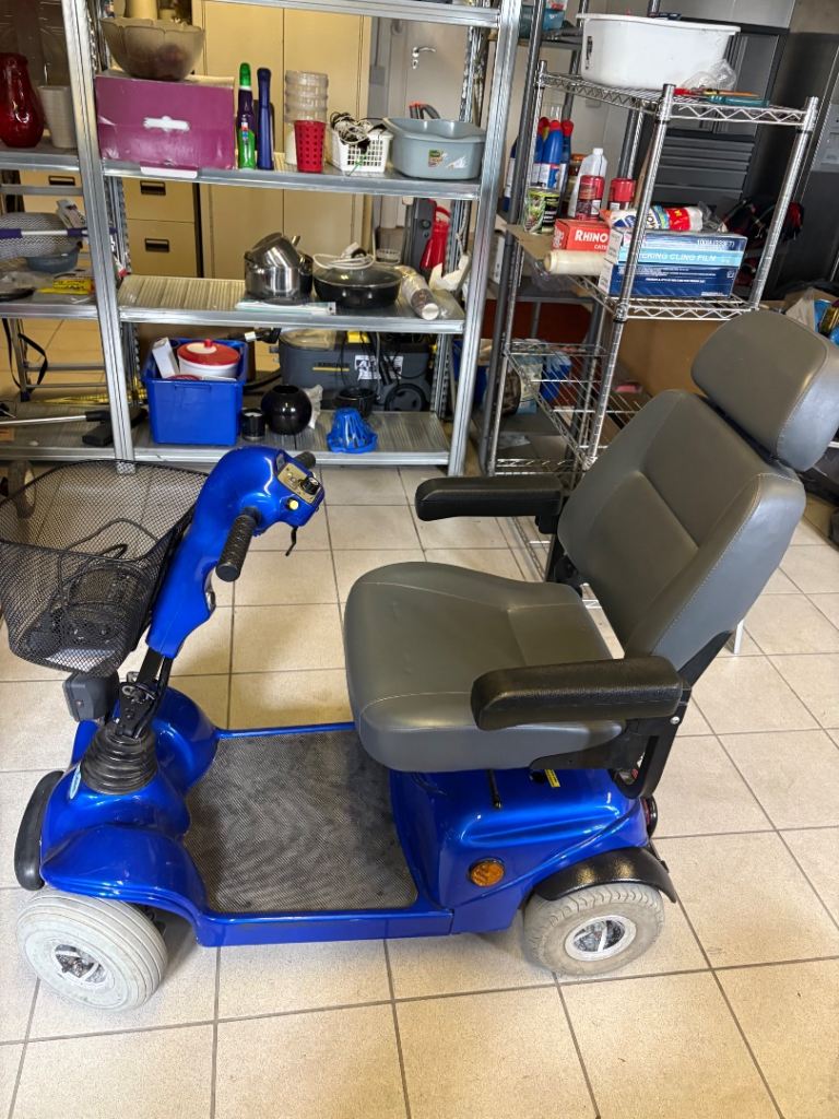 Electric mobility scooter 