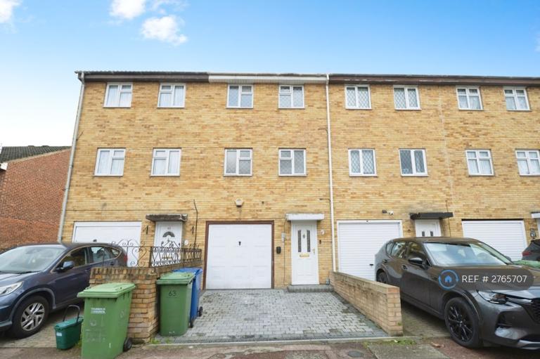 3 bedroom house in Dent Close, South Ockendon, RM15 (3 bed) (#2765707)