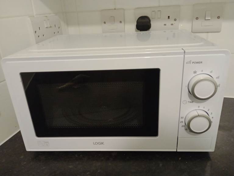 Microwave 700 watt logik 
