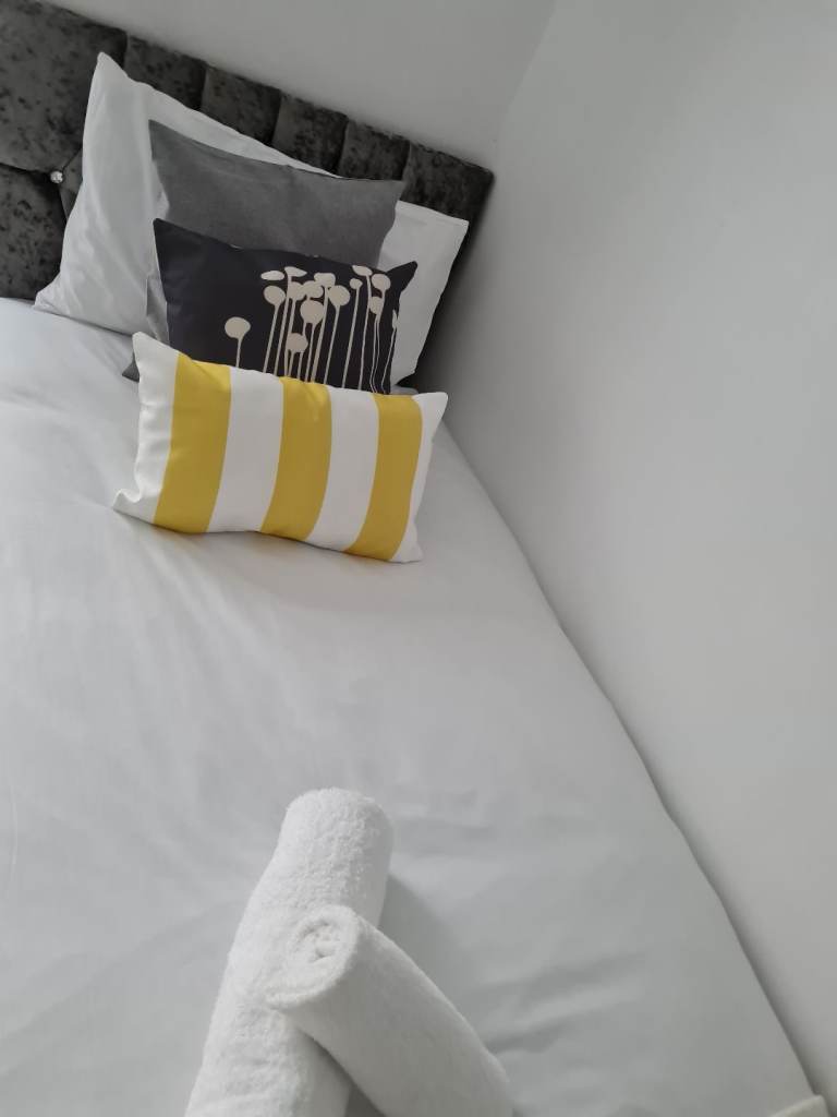 6 Bedroom Large House