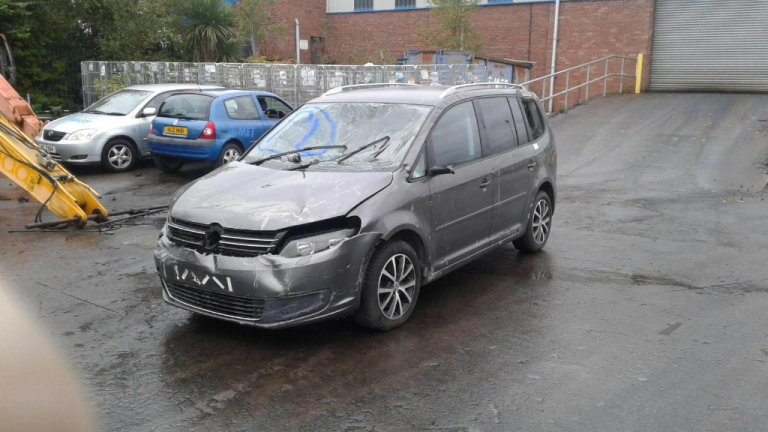 2013 VOLKSWAGEN TOURAN SE BREAKING SPARES AIRBAG LEATHER SEATS ALLOY DOORS AXLE HUBS CORNERS
