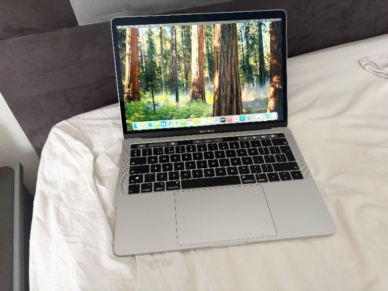 CAN HAND DELIVER MACBOOK PRO 2019 13” LAPTOP I5, 256GB SSD, 8 GB RAM, SILVER,PERFECT WORKING ORDER 