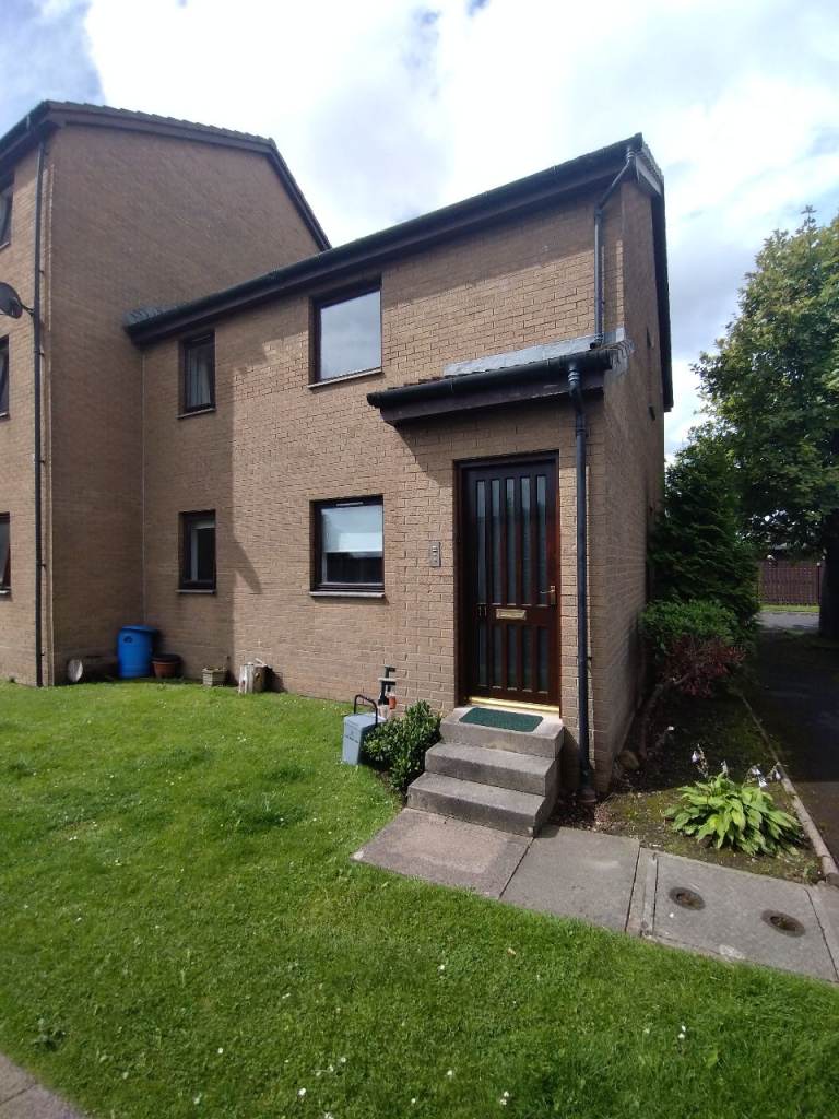 Newly refurbished  2 bedroom flat is available to let