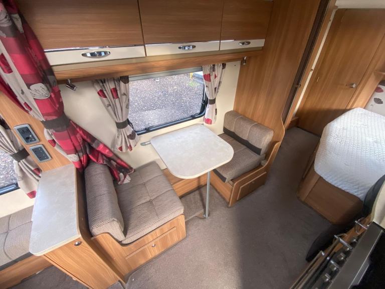 SWIFT CHALLENGER 625se - 2014 - FIXED BED - 5 BERTH - RARE LAYOUT PRISTINE 
