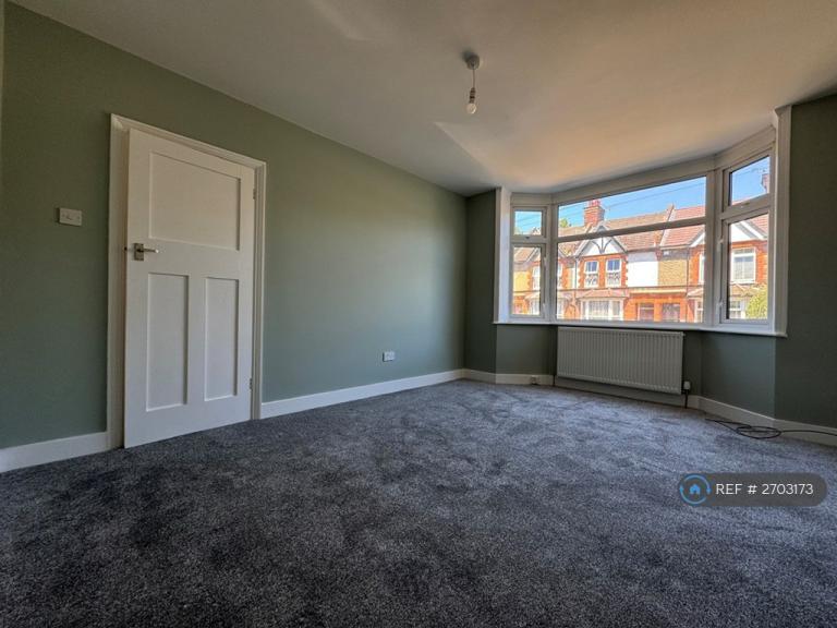 2 bedroom flat in Lower Queens Road, Ashford, TN24 (2 bed) (#2703173)