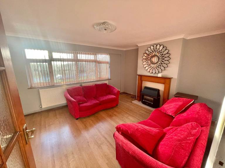 2 Bedroom DULPEX Flat = Vanbrough Crescent, Northolt Ruislip, UB5 5JN