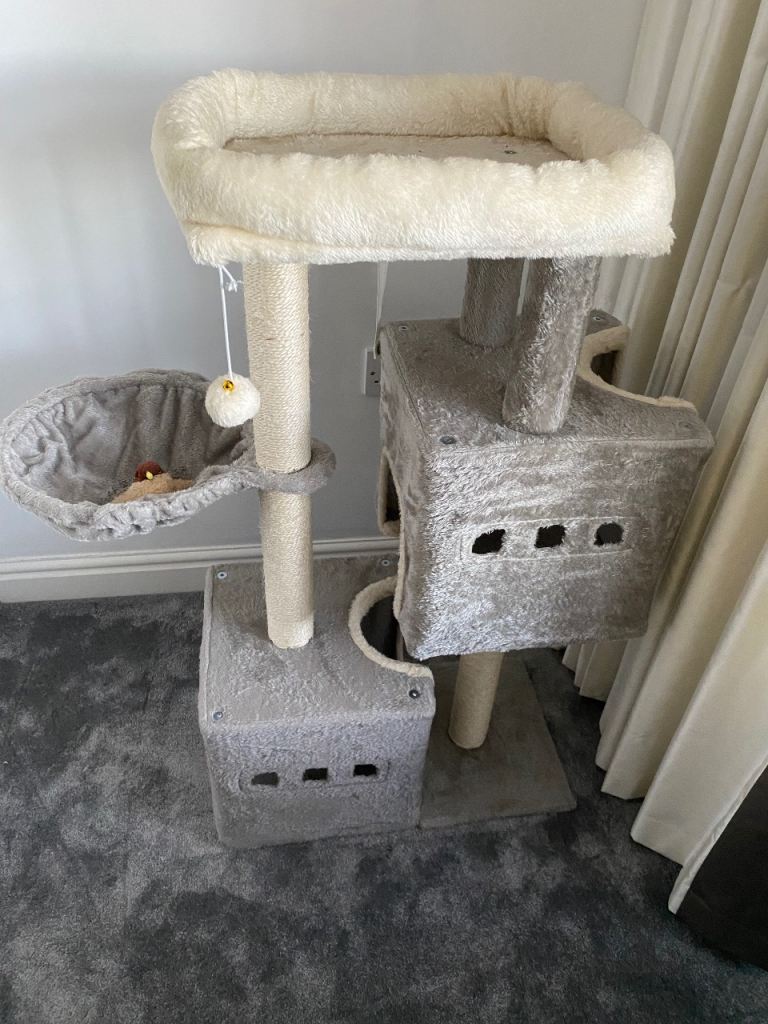 Large cat scratcher tree new