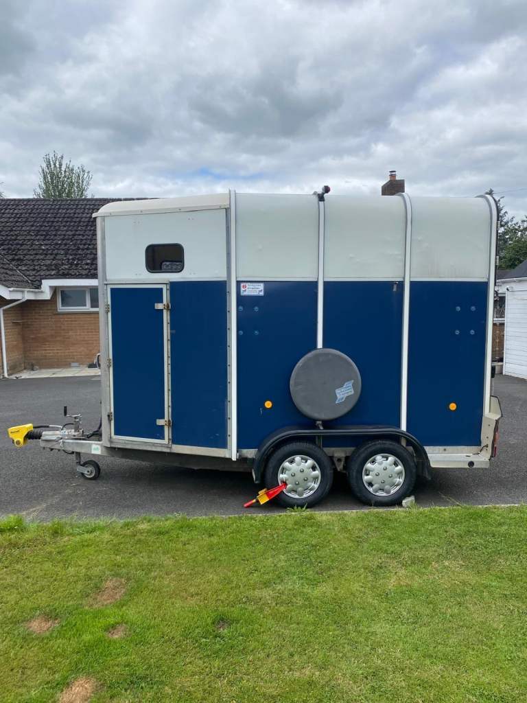 Ifor Williams HB510 Horse Trailer – Good Condition, Blue & White