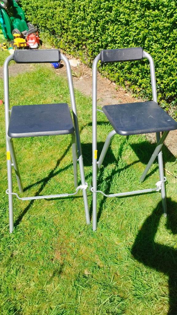 2 bar stools 