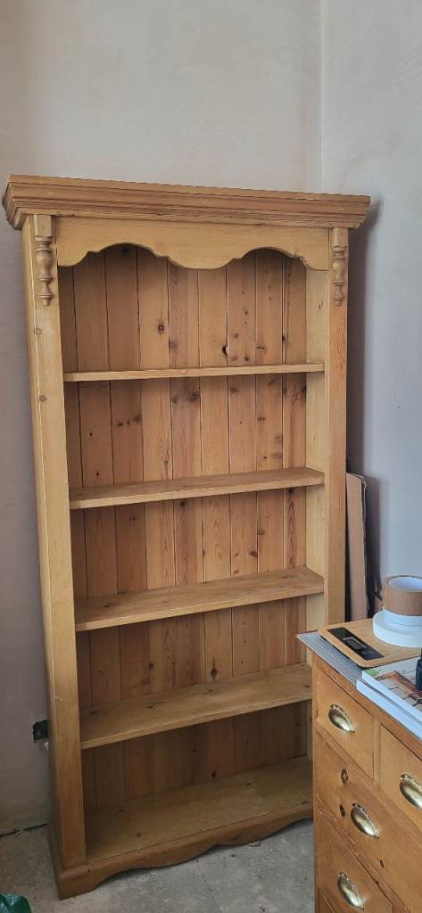 Antique Solid Pine Bookcase with Decorative Top – Good Condition