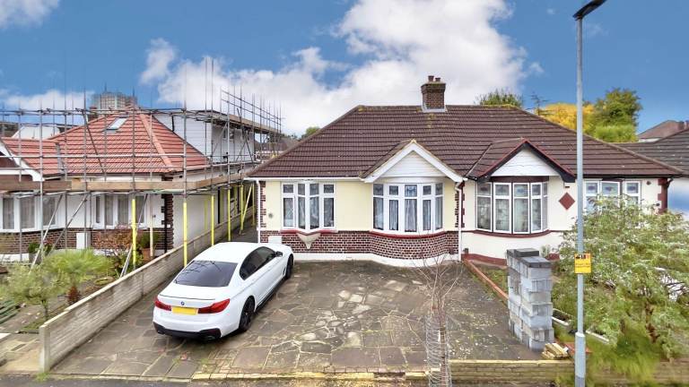 A very nice 4 bed *3 Receptions* *2 Bath* house on Henley Road, Ilford, IG1