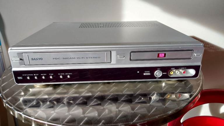 Sanyo DVR-V100E VHS/DVD Recorder Combo