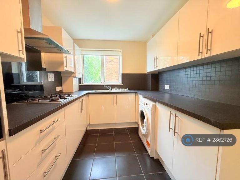 2 bedroom flat in Glebe Avenue, Ruislip, HA4 (2 bed) (#2862726)