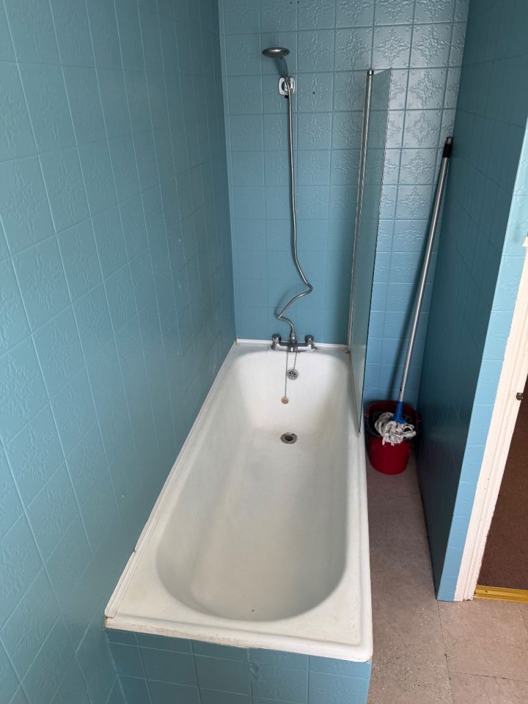 FREE Bathroom Suite – Full Set (Collection Only) From SW11 6QS LONDON