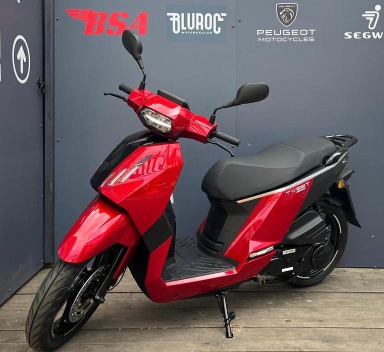 Peugeot Tweet 125 Automatic Twist and Go Scooter PCX125 NMAX