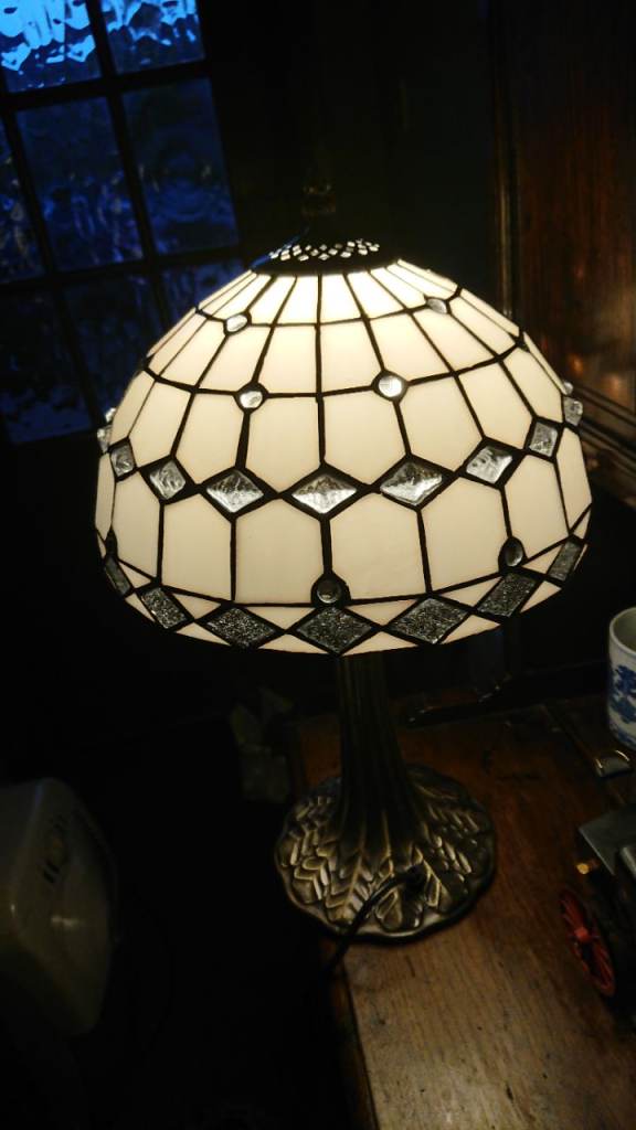 Tiffany Style Table Lamp with Stained Glass Shade